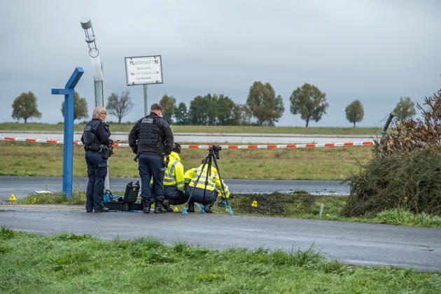 Saxony: Car crashes through fence at Halle-Leipzig Airport