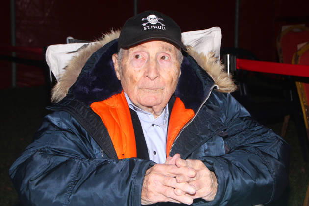 Freddy Quinn bei Besuch im Zirkus Traber in Leezen