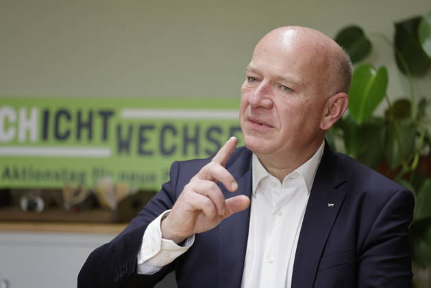 Berlin: Mayor Kai Wegner visits the Spandau site of Mosaik-Berlin GmbH
