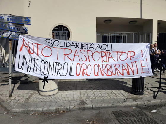 Spain: Lorry drivers on strike in Palermo