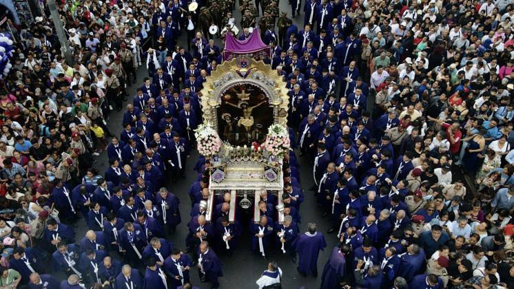 Peru, Lima, Tausende begleiten die dritte Prozession des Senor de los Milagros