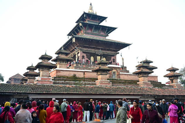 Nepal, Kathmandu, Maha Nawami: Crowds of pilgrims at the Taleju Bhawani Temple in Hanuman Dhoka Durbar Square