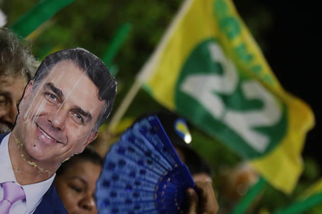 Brasilien, Manaus, Flavio Bolsonaro mit Nikolas Ferreira und Lucas Pavanato bei Wahlkampf-Event