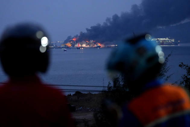 Indonesien, Fähre vor Insel Java in Brand