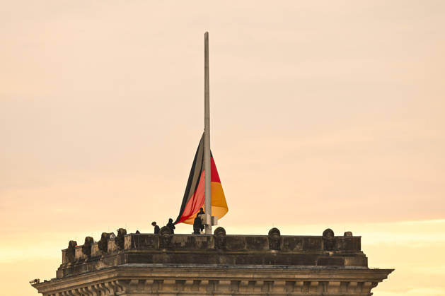 Berlin: Flags on the Reichstag building are being replaced