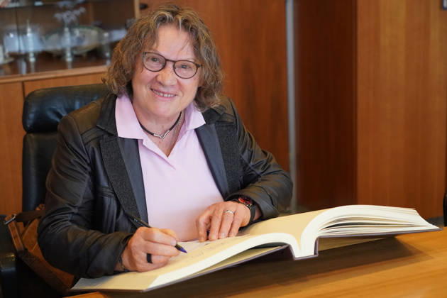 Hesse: Anne Dammel signs the Golden Book of the municipality of Nauheim