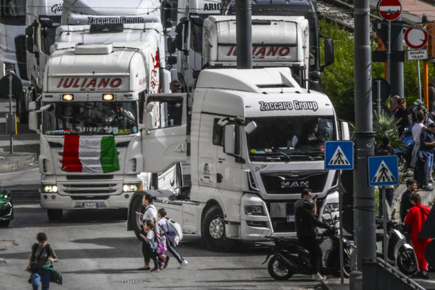 Italy: Truck drivers’ protest in Naples