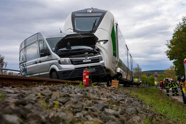Hesse: Car collides with train at level crossing in Fritzlar