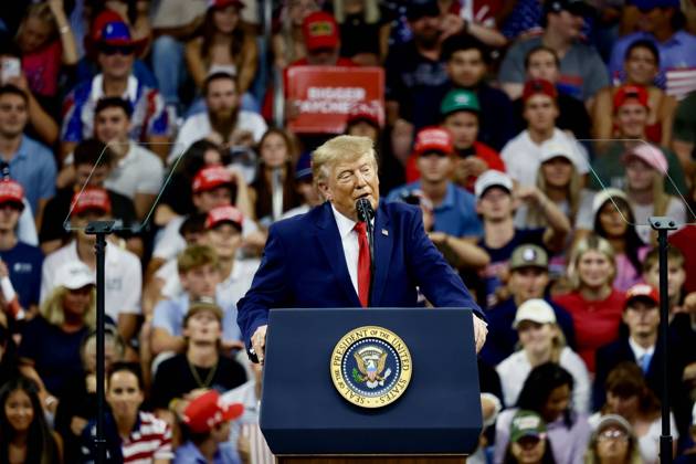 USA, mid-term elections, Donald Trump speaks at a rally in Fort Myers