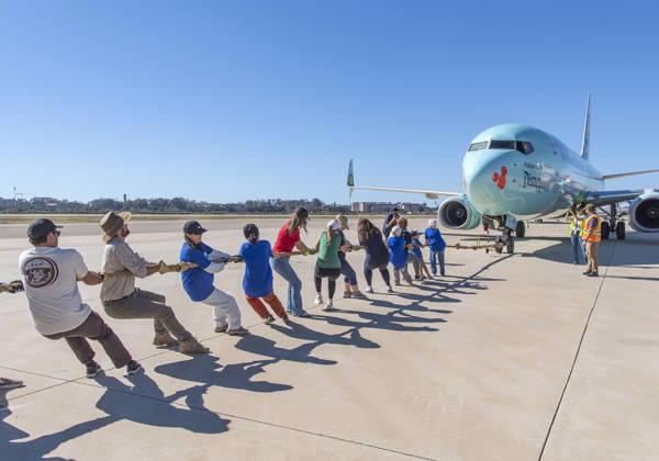 USA, jährliches Flugzeug-Ziehen - Plane Pull in Santa Barbara