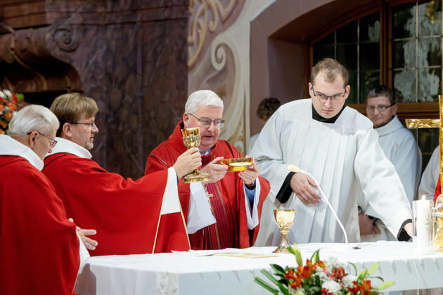 Tschechien, Überführung und Segnung des Reliquiars der beiden Priester und Märtyrer Jan Bula und Vaclav Drbola in der St.-Margareta-Kirche in Brno