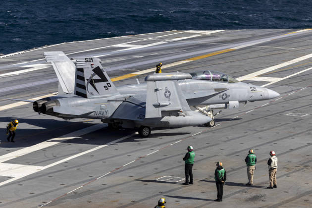 Flugdeck des US-Flugträgers John F. Kennedy im Atlantik