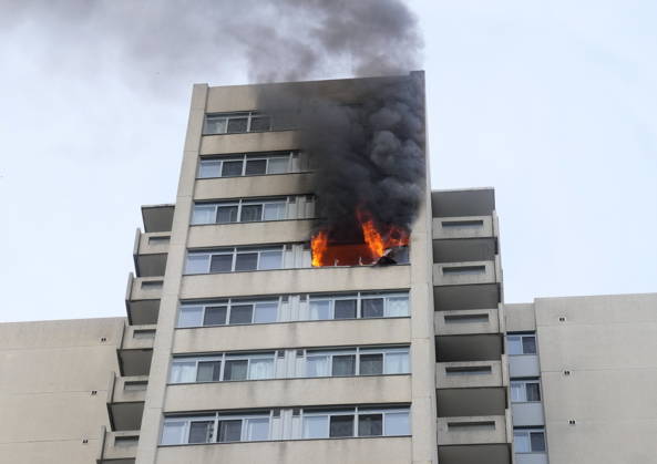 Kanada, Feuerwehreinsatz gegen Brand in Apartmenthaus in Mississauga