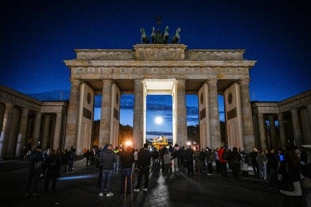 Berlin: New façade lighting for the Brandenburg Gate