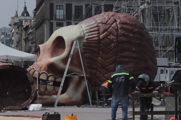 Mexico: Construction of the world’s largest La Catrina for the Day of the Dead in Mexico City