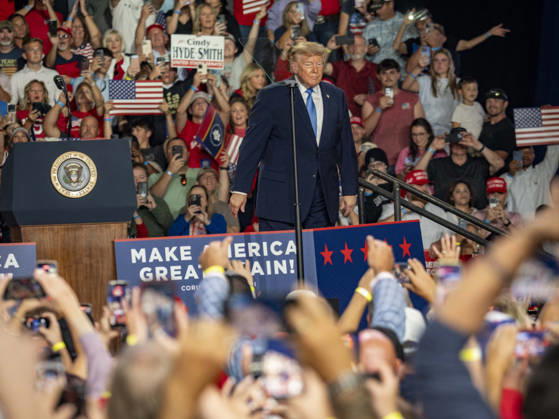 USA, mid-term elections, Donald Trump speaks at a campaign rally in Corinth, Mississippi