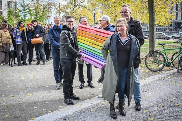 Berlin: Berliner Ensemble installs a rainbow bench