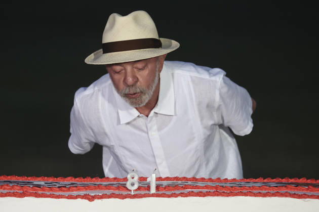 Brazil: Lula da Silva is presented with a birthday cake