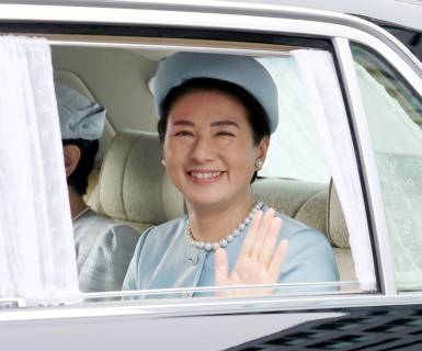 Tokyo, Crown Princess Masako on her birthday at the palace gate