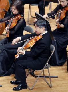 Tokyo, Crown Prince Naruhito plays viola in university orchestra