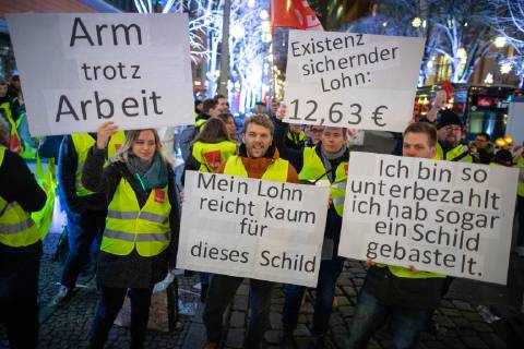 Berlin, cinema employees protest in front of Berlinale Palace for higher hourly wage