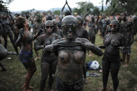 Rio de Janeiro, participant of the street carnival in mud look