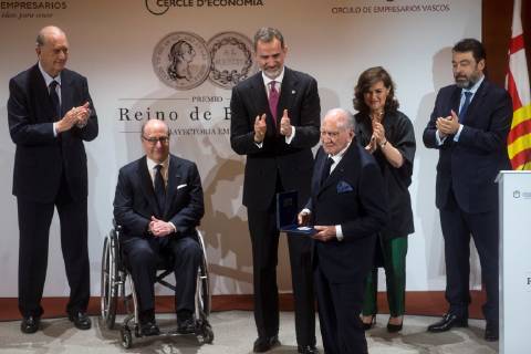 König Felipe verleiht Geschäftsmann Mariano Puig den Spanish Kingdom Award in Barcelona