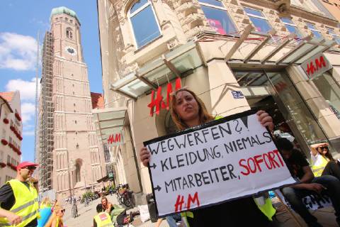 Munich, Verdi strike in front of a branch of the fashion chain H&M in Kaufingerstraße