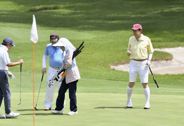 Shinzo Abe plays golf in Fujikawaguchiko