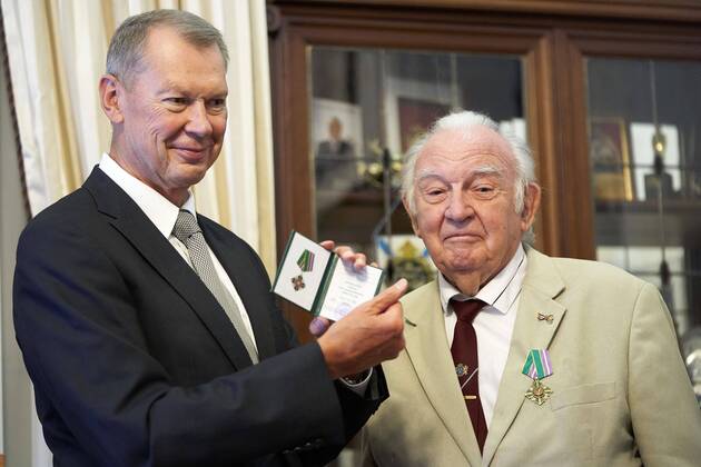 Den Haag, Albert Gietelink erhält eine Auszeichnung vom russischen Botschafter Aleksander Shoelgin