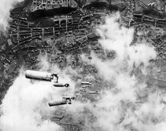 IMAGO History, Archiv, Zweiter Weltkrieg, Deutschland, Luftangriffe auf Dresden 1945