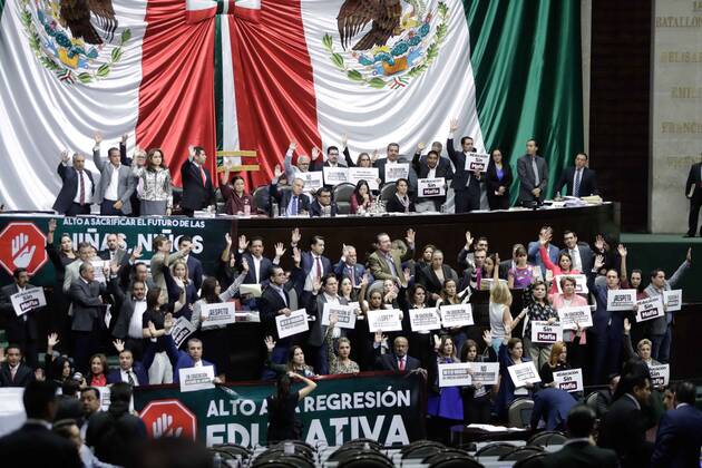 Mexico, protests on the sidelines of a discussion on educational reform in parliament