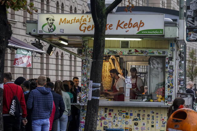 Berlin, Mustafa s vegetable kebap torn down after fire