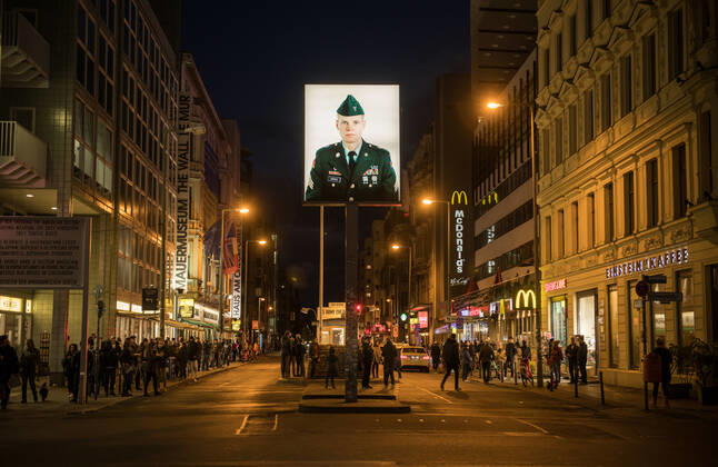 Berlin bans soldiers at Checkpoint Charlie