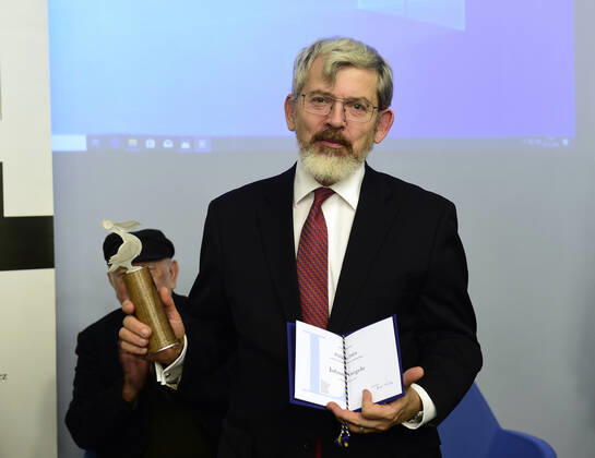 Jolyon Naegele erhält den Pelikan Award in Olmütz