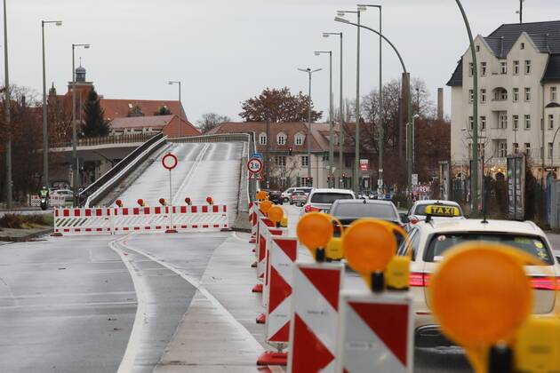 Berlin, Wuhlheide Bridge in Schöneweide now completely closed - Archive pictures