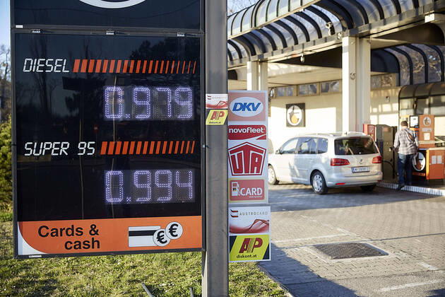 Coronavirus in Austria, fuel price in Vienna falls below 1 Euro
