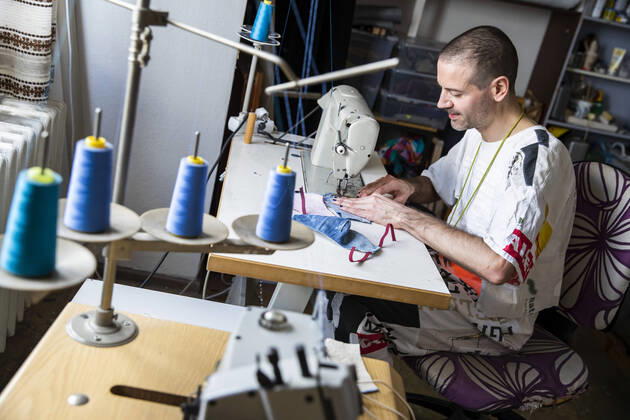 Coronavirus, fashion label Fade Out sews face masks in Berlin