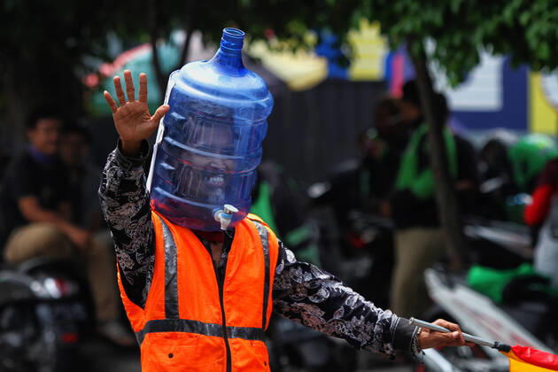 Coronavirus in Indonesien, Verkehrslotse mit originellem Atemschutz