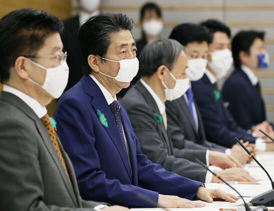 Coronavirus in Japan, Krisensitzung mit Shinzo Abe in Tokio