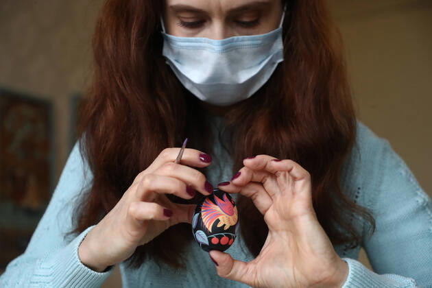 Coronavirus in Russland, Künstlerin bemalt Ostereier aus Holz in Moskau