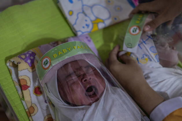 Coronavirus in Indonesien, Neugeborene tragen Gesichtsschutz in einem Krankenhaus in Aceh
