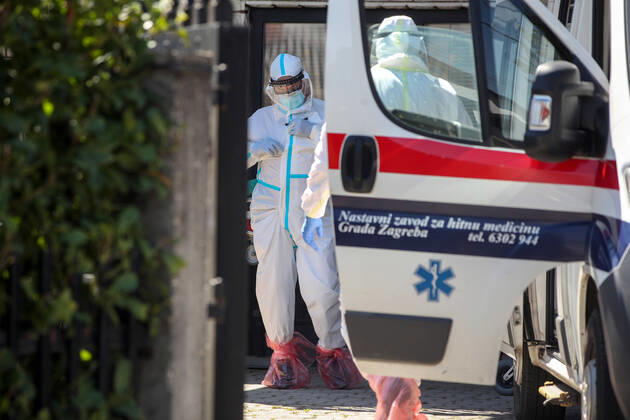 Coronavirus in Kroatien, Rettungskräfte evakuieren Corona-Infizierte aus Altenheim in Zagreb