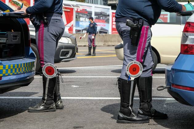 Coronavirus in Italien, Verkehrspolizei kontrolliert Fahrzeuge auf einem Rastplatz bei Florenz