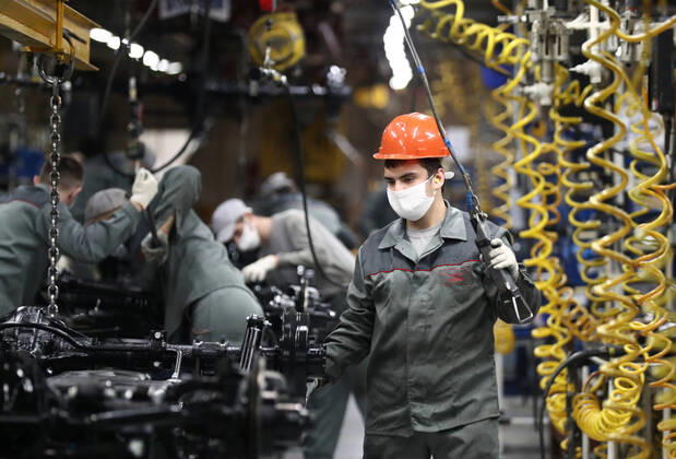 Coronavirus in Russland, UAZ Uljanowsker Automobilwerk Mitarbeiter tragen Mundschutz in Uljanowsk