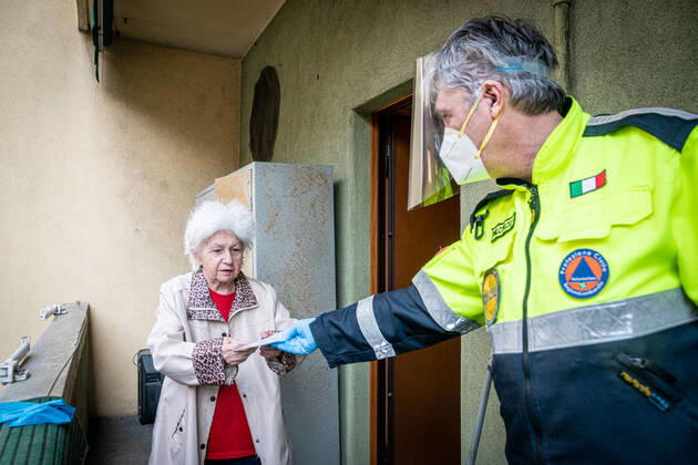 Coronavirus in Italien, Freiwillige verteilen Mundschutzmasken in Mailand