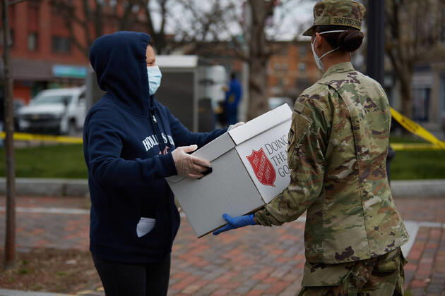 Coronavirus in den USA, Soldaten verteilen Lebensmittel an Bedürftige in Chelsea, Massachusetts