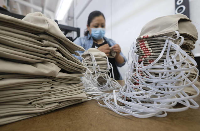 Coronavirus in den USA, Masken-Produktion in Los Angeles