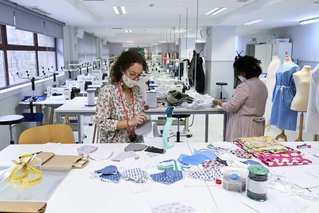 Coronavirus in Spanien, Freiwillige während Masken-Herstellung in Madrid