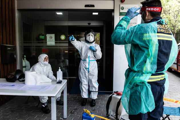 Coronavirus in Spanien, Feuerwehrleute bereiten sich auf Desinfektionsmaßnahmen in Altenheim vor
